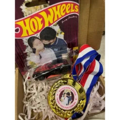 The Gift Hub - Combo Huy chương tình yêu + Hot wheels in ảnh
