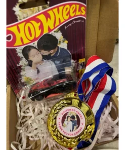 The Gift Hub - Combo Huy chương tình yêu + Hot wheels in ảnh